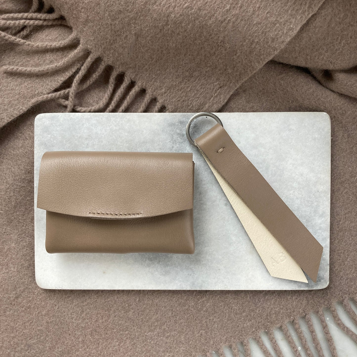 Minimalistic wallet and key chain gift set - Neutral grey leather