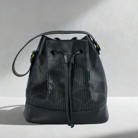 Beuteltasche mit cut outs - schwarzes Nappaleder