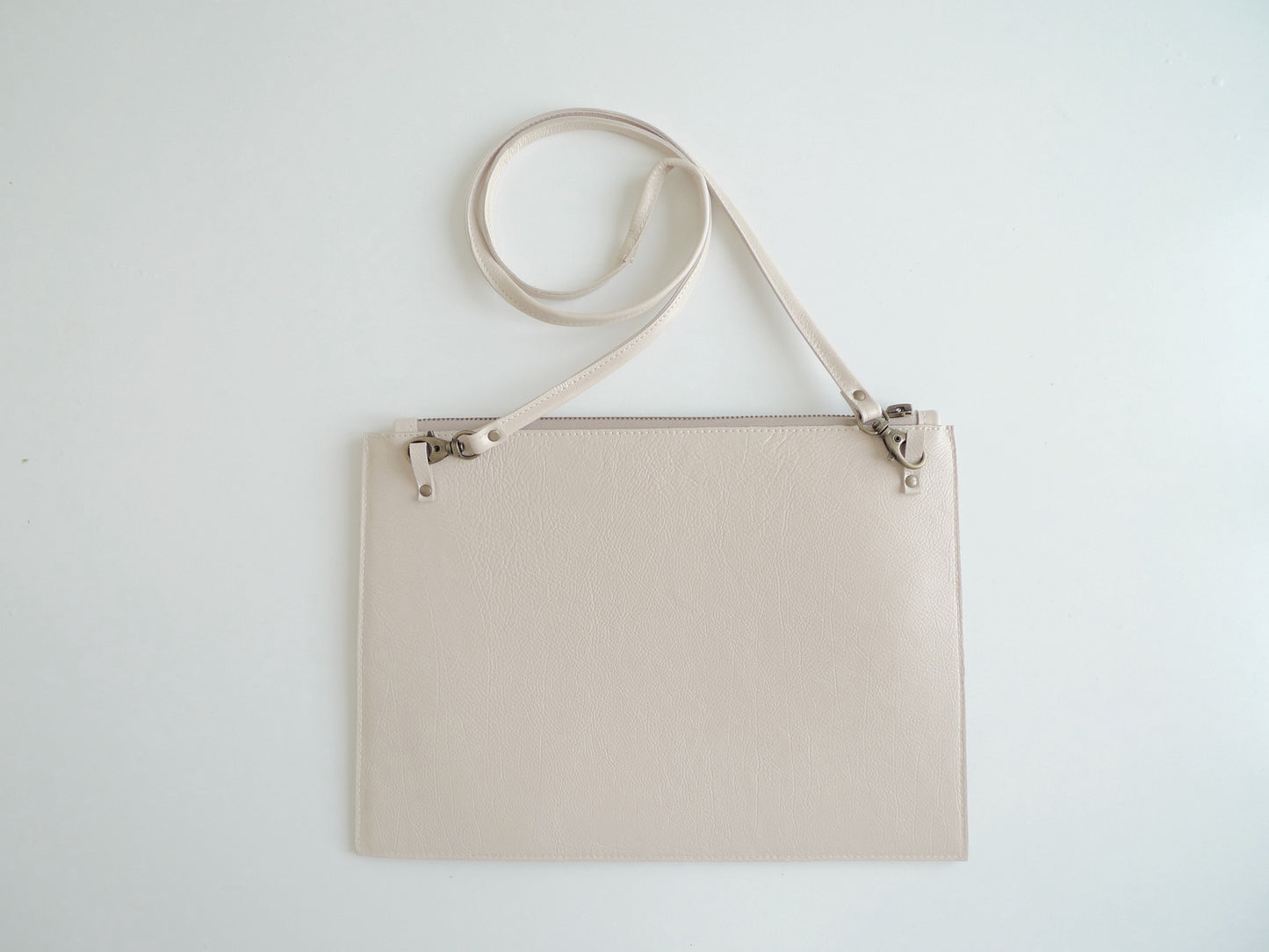 Ausgeschnittene Clutch – Elfenbein