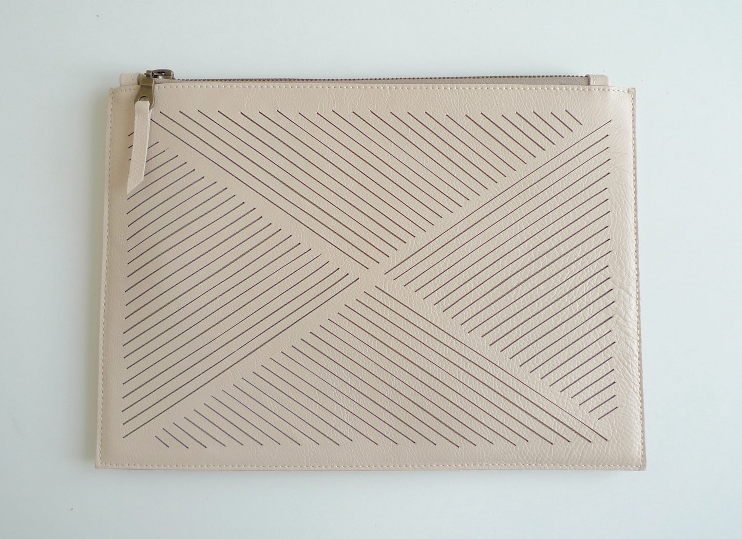 Ausgeschnittene Clutch – Elfenbein