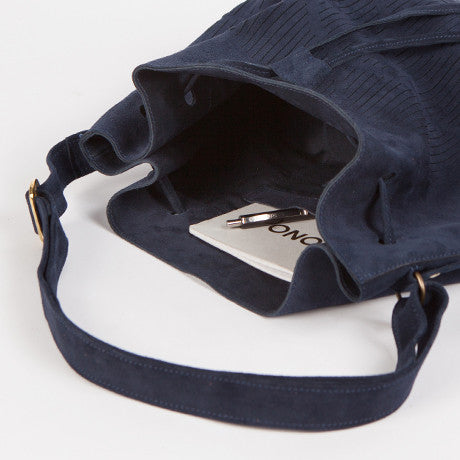 Beuteltasche mit cut outs - blaues Wildleder