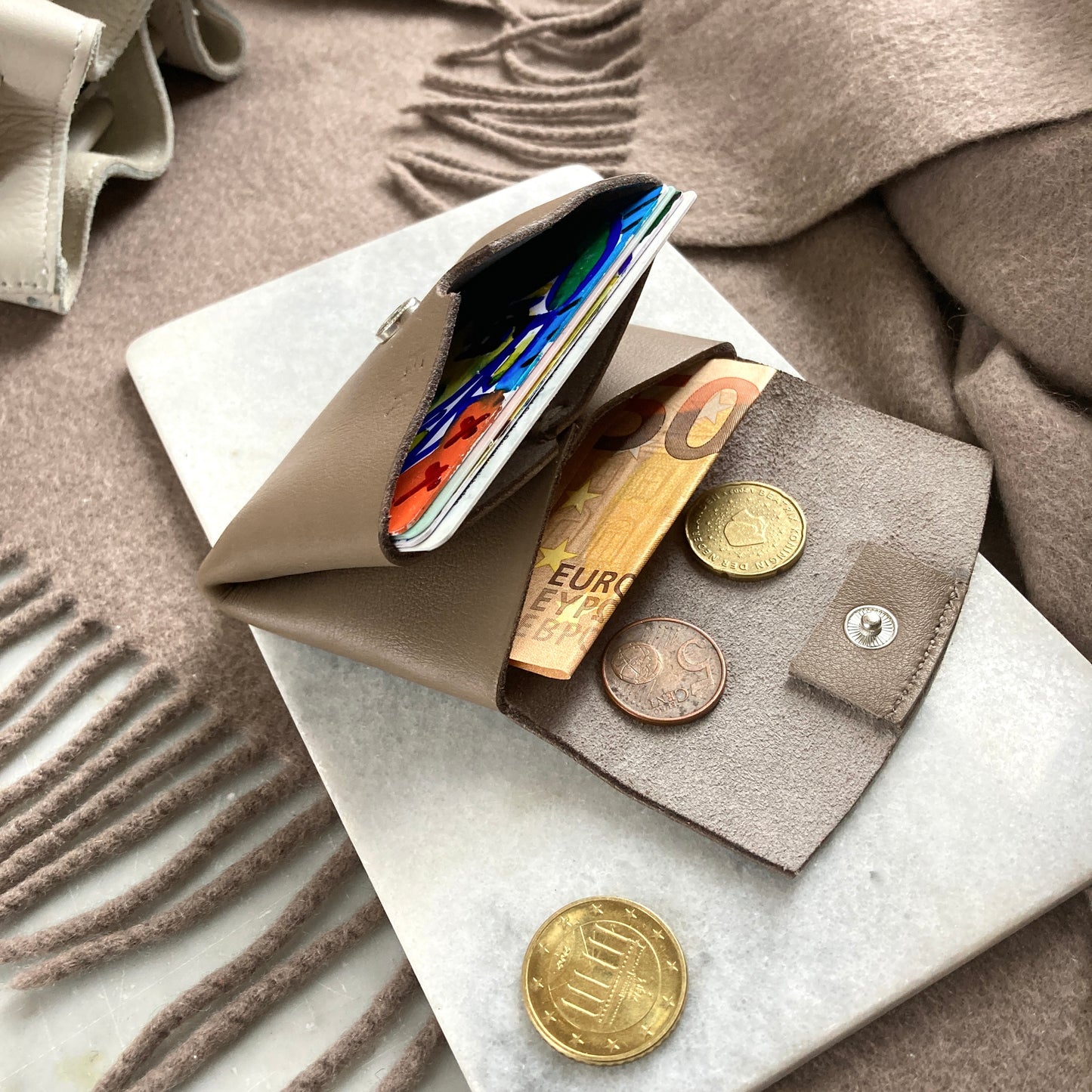 Minimalistisches Geschenkset aus Geldbörse und Schlüsselanhänger – Neutralgraues Leder