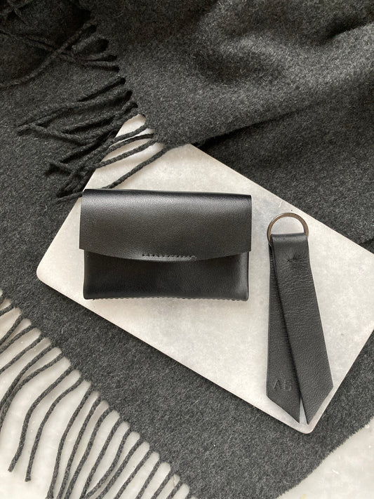 Minimalistisches Geschenkset aus Geldbörse und Schlüsselanhänger – schwarzes Leder